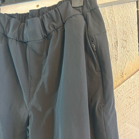Vuori Black women’s jogger Pants with zip pockets - Picture 4 of 6